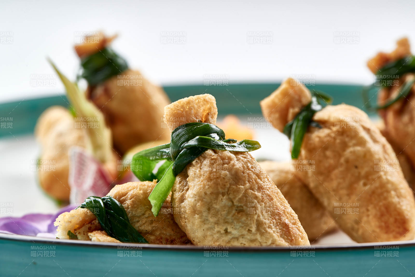 精美瓷盘装的卤香豆皮小福袋图片