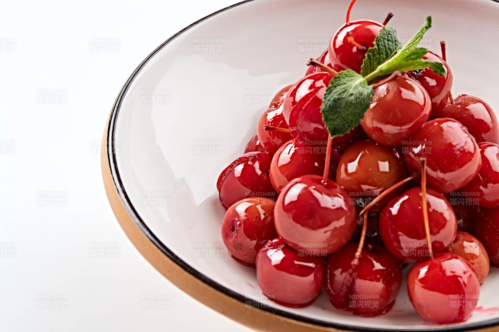 精美餐具装的野蜂蜜腌渍海棠果图片