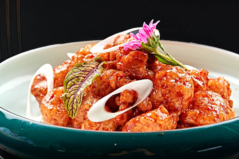 精美餐具装的冀菜风味鸡里蹦图片