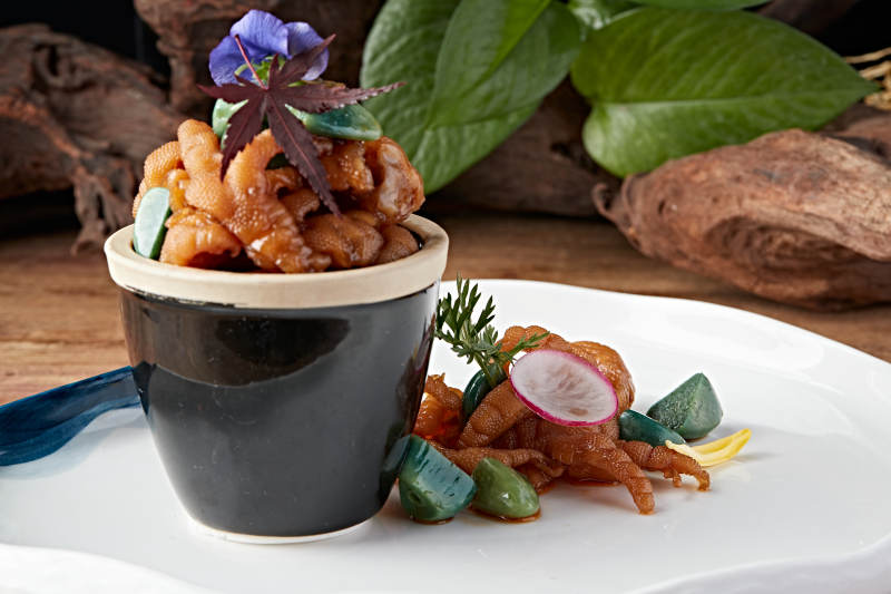 腌渍腊八蒜脱骨凤爪图片