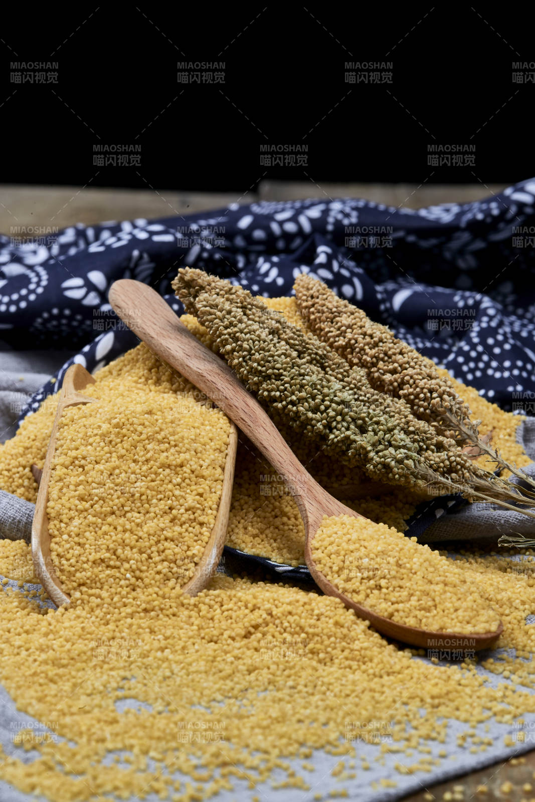 质量上乘的金黄小米粟米图片