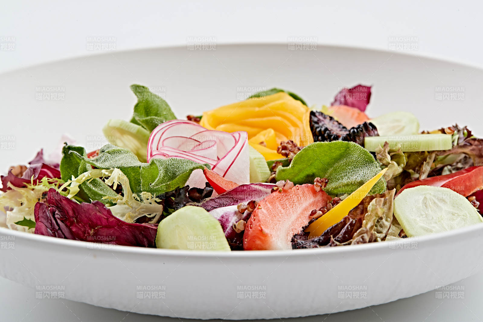 白色圆瓷盘装的芙蓉富贵拌时蔬图片