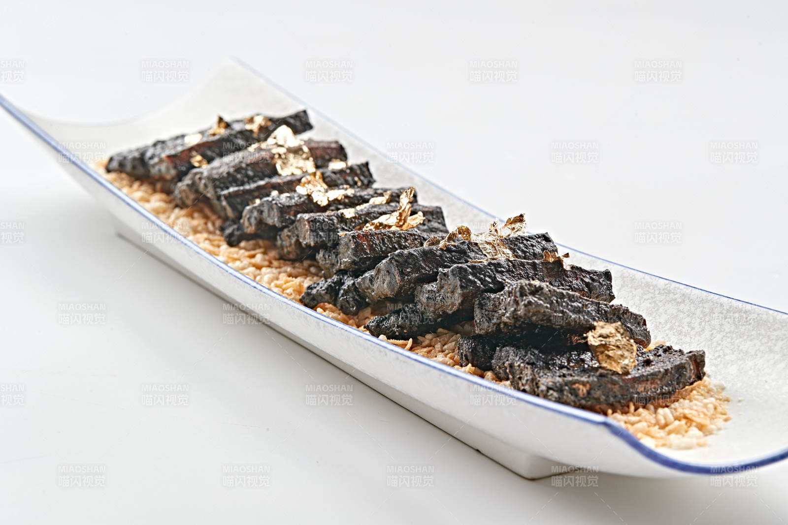 白色瓷盘装的墨鱼汁香煎猪五花肉图片