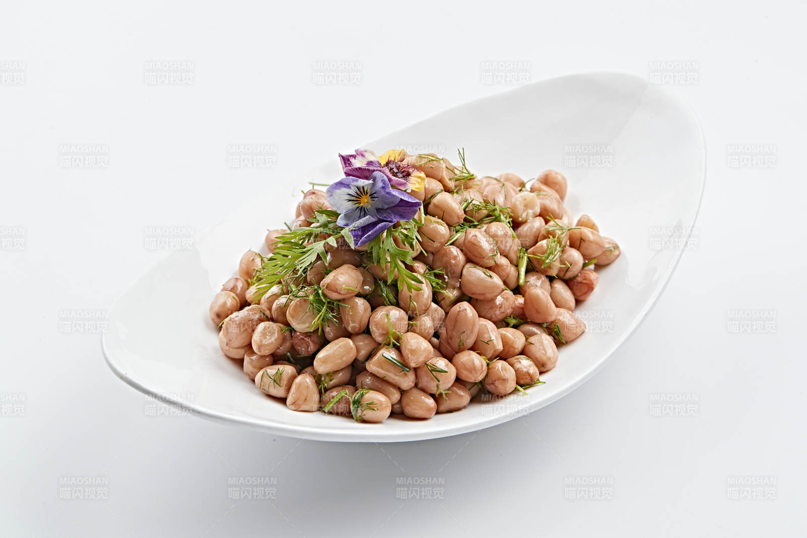 白色瓷盘装的茴香拌煮花生图片