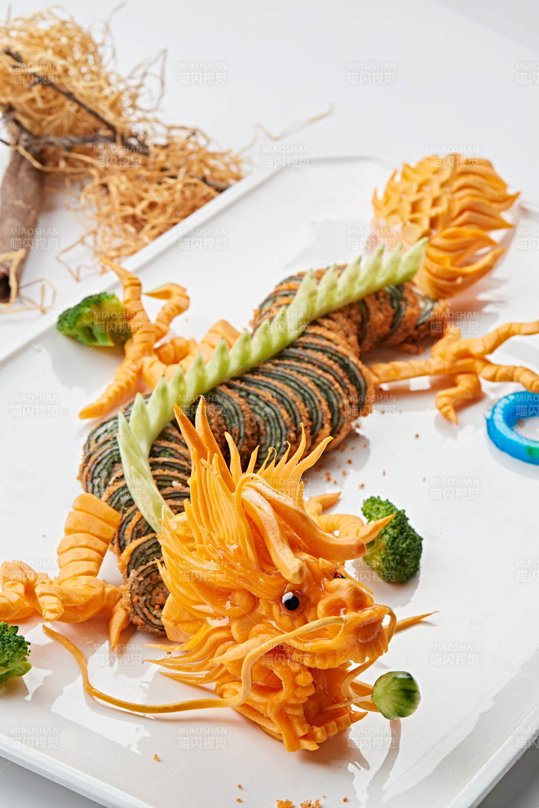 传统中国龙造型雕刻的蟹籽海苔卷图片