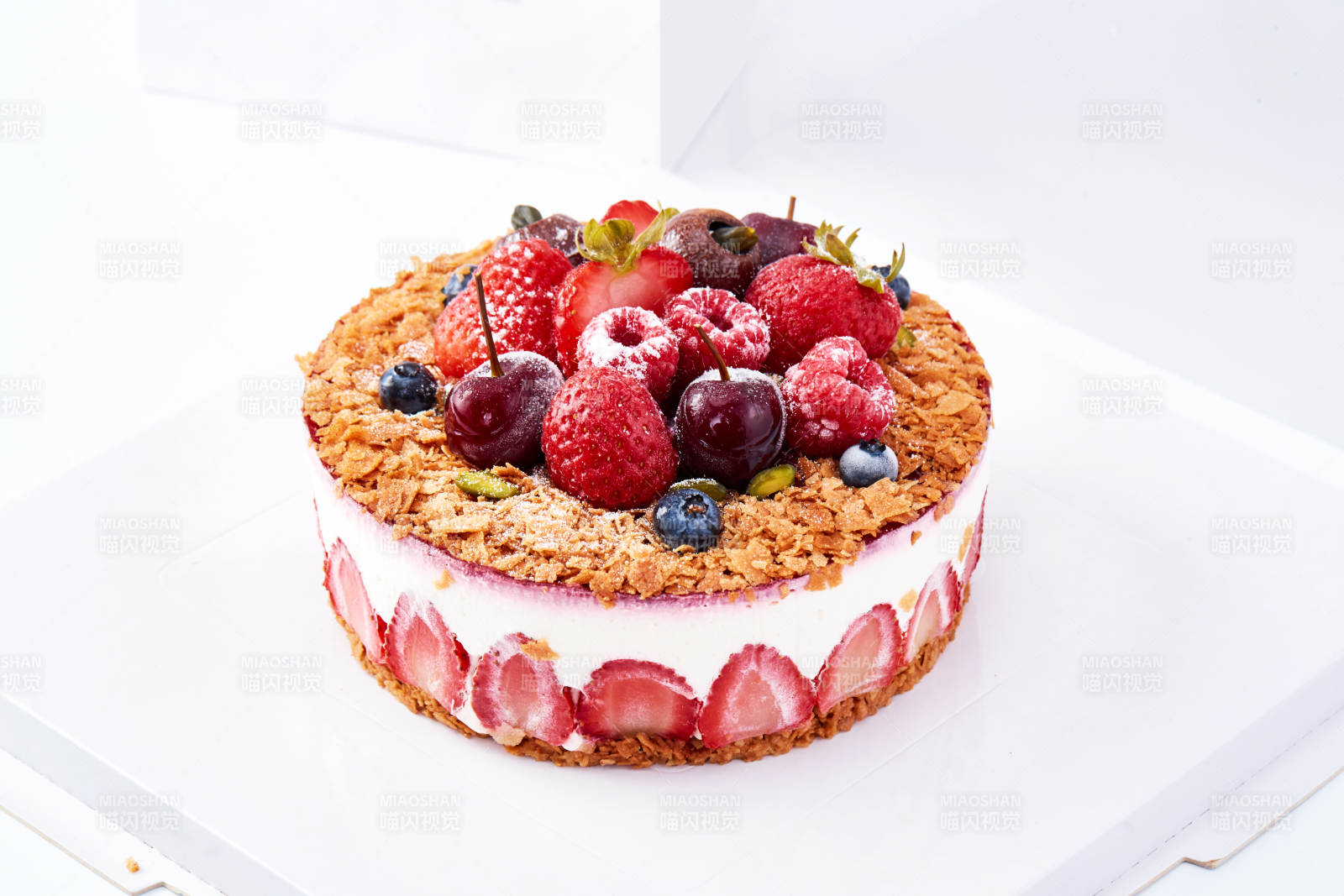 鲜水果点缀的鲜奶慕斯草莓烤坚果生日蛋糕图片