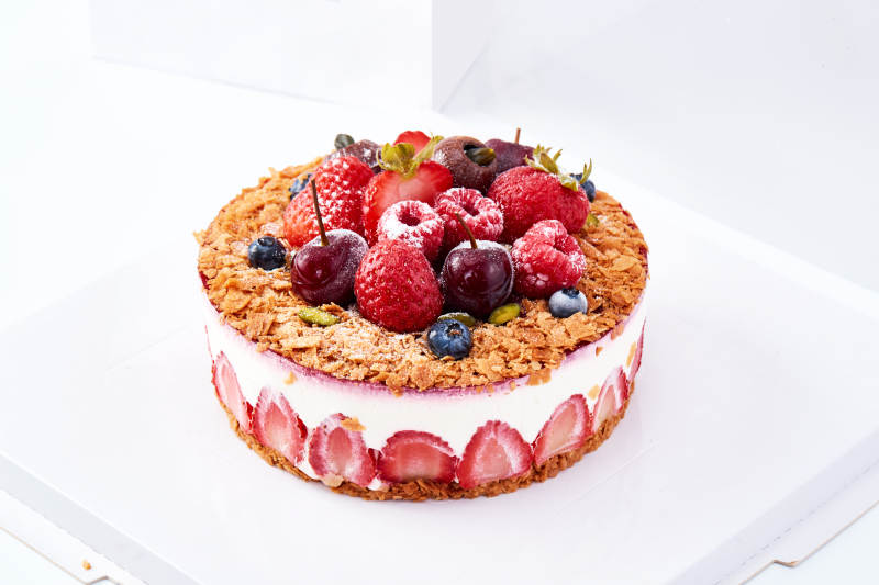 鲜水果点缀的鲜奶慕斯草莓烤坚果生日蛋糕图片