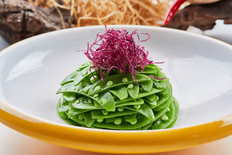 精美瓷餐具装的心里美萝卜丝配腌蜜豆图片