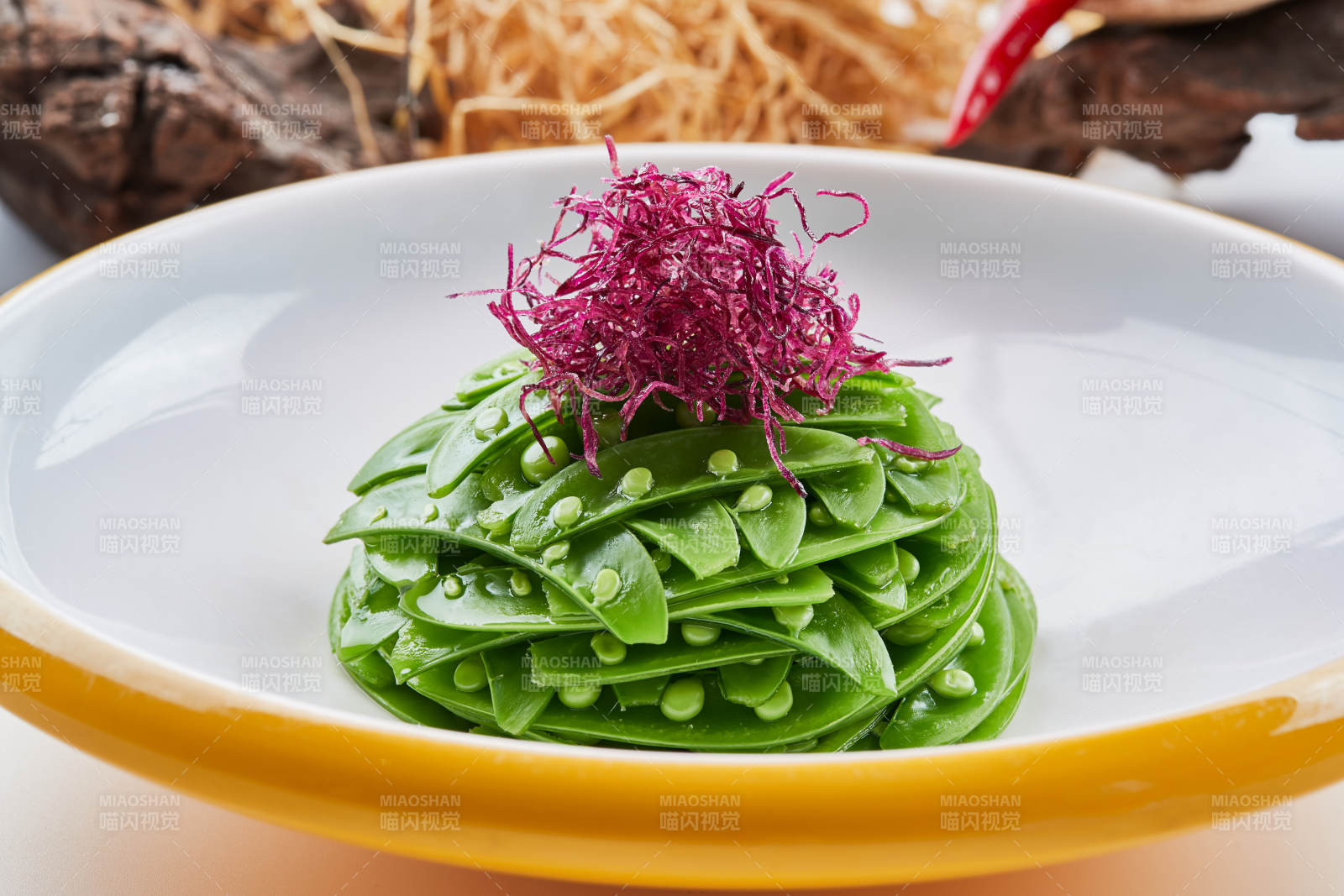 精美瓷餐具装的心里美萝卜丝配腌蜜豆图片