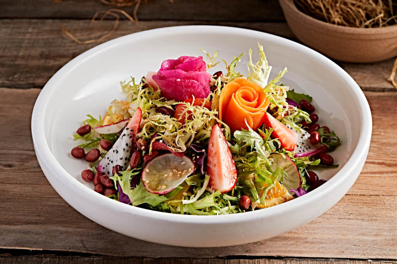 白色圆瓷盘装的芙蓉富贵拌时蔬图片