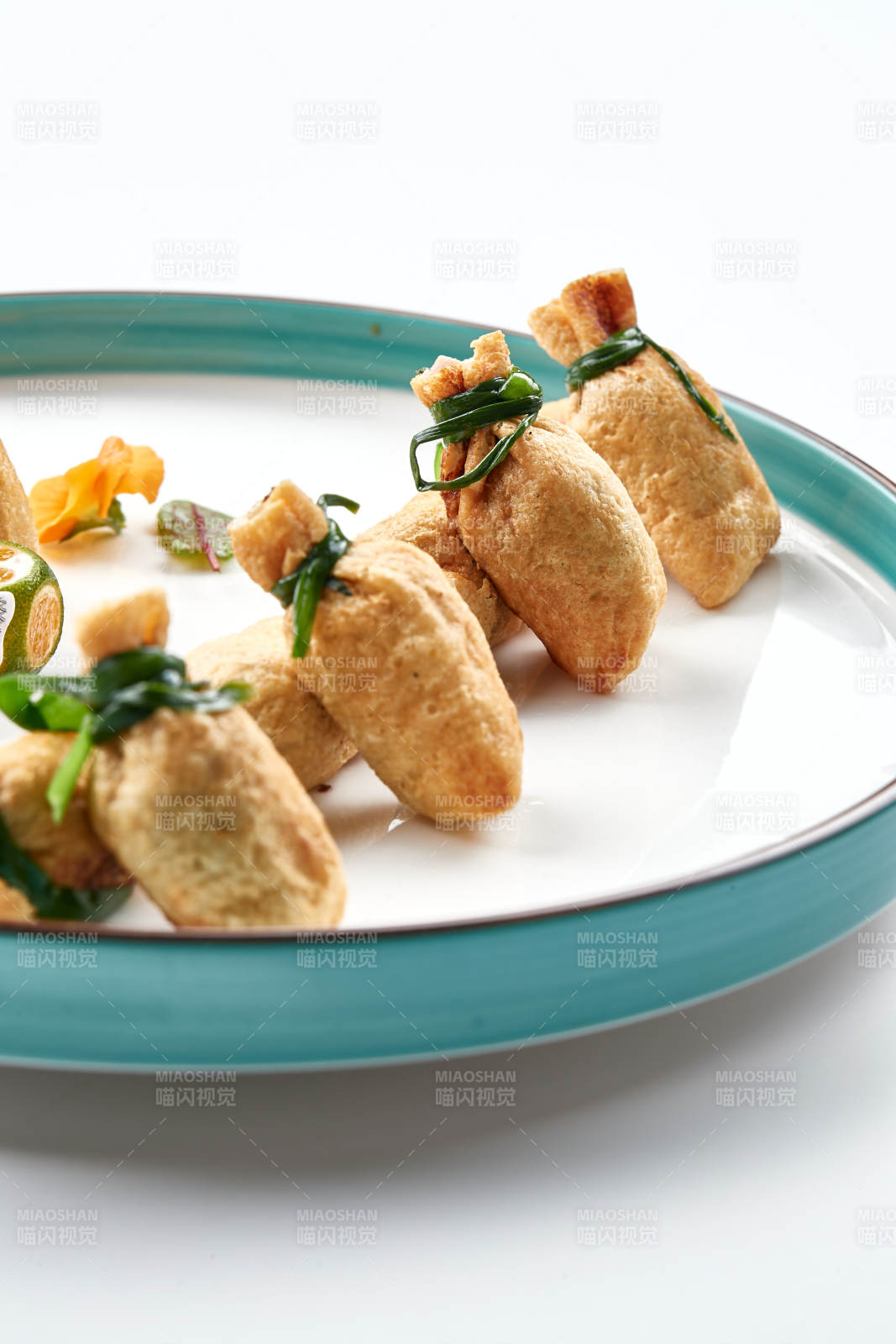 精美瓷盘装的卤香豆皮小福袋图片