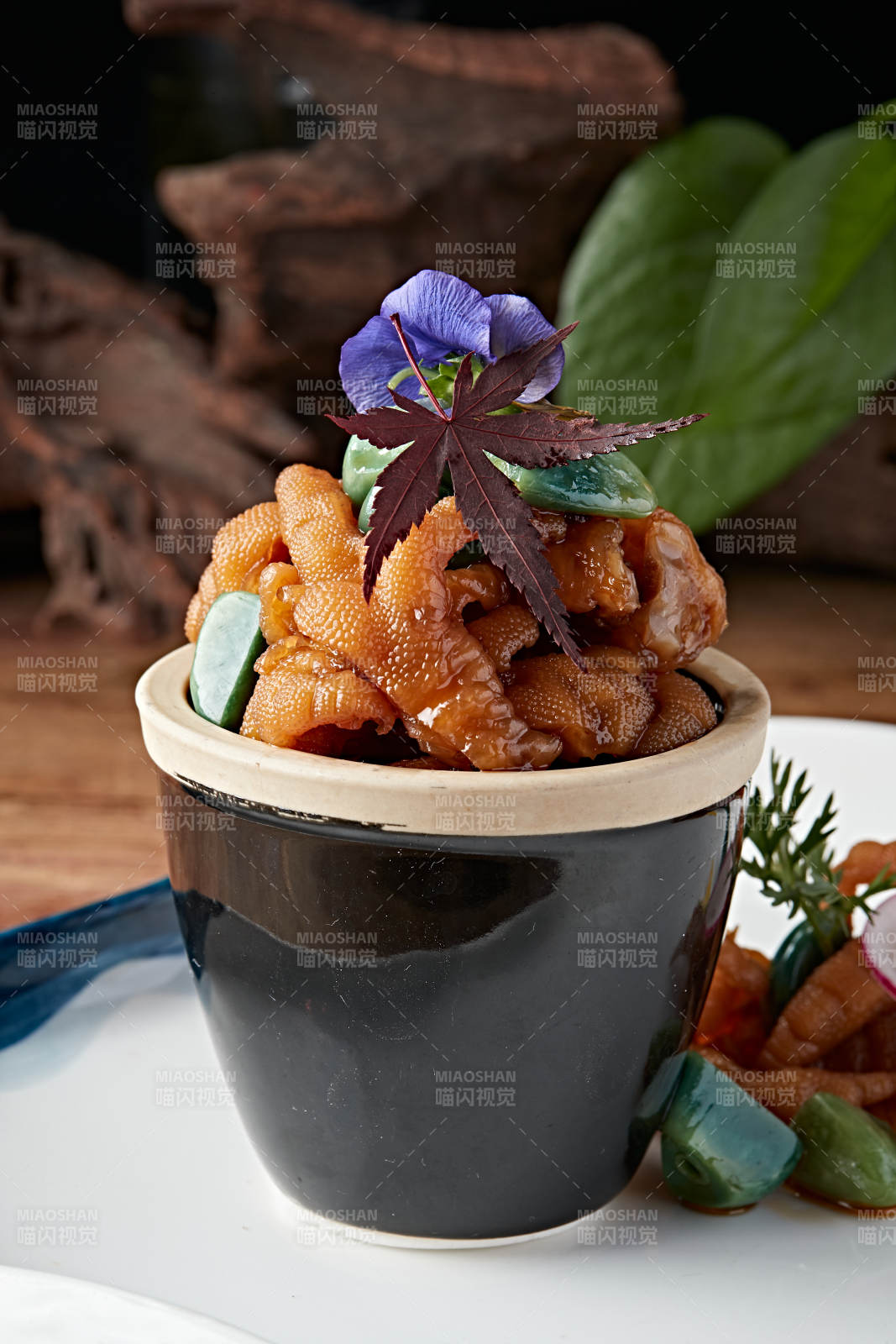 腌渍腊八蒜脱骨凤爪图片