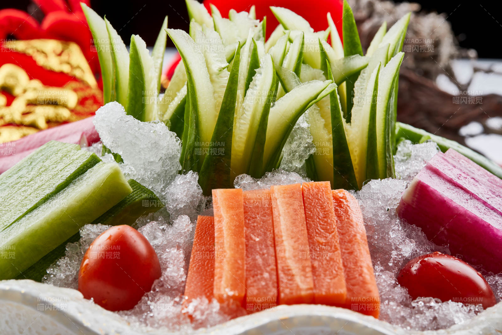 布满碎冰的餐具装的新鲜时蔬拼盘图片