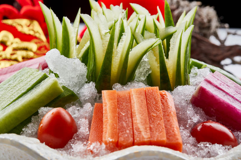 布满碎冰的餐具装的新鲜时蔬拼盘图片