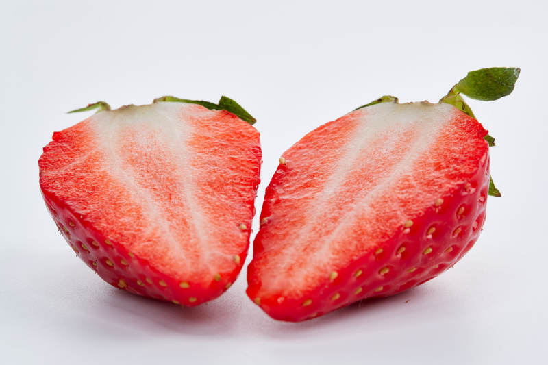 白色背景上摆放的新鲜草莓图片