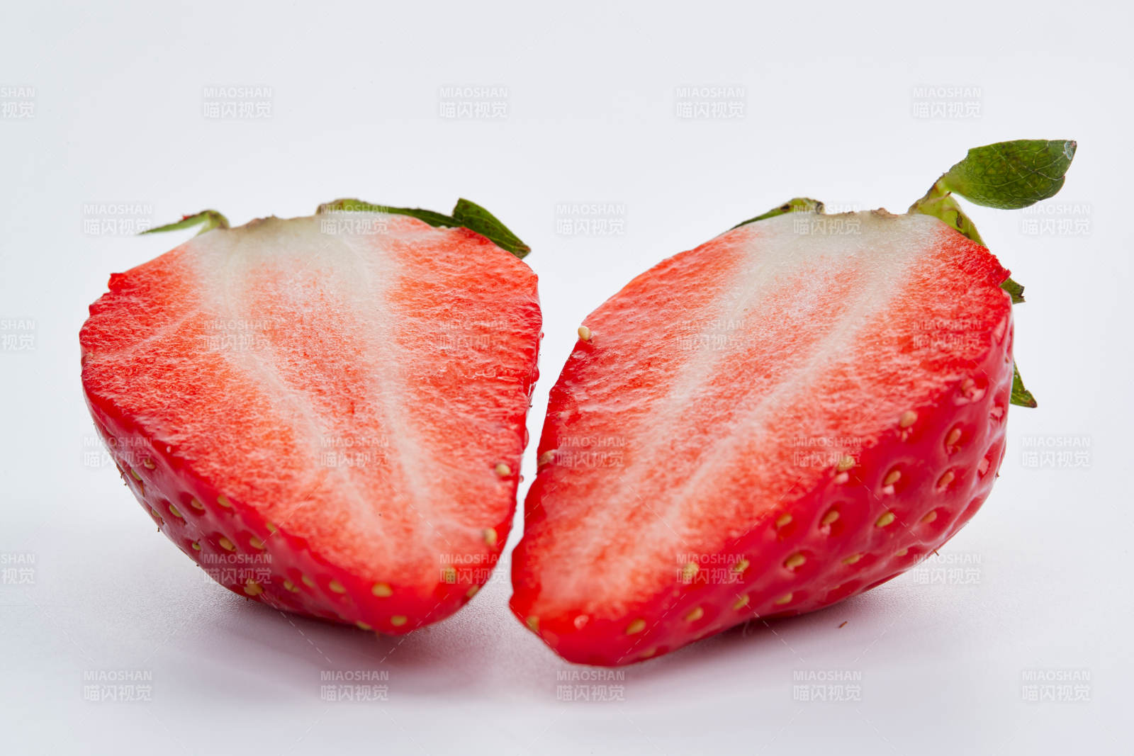 白色背景上摆放的新鲜草莓图片