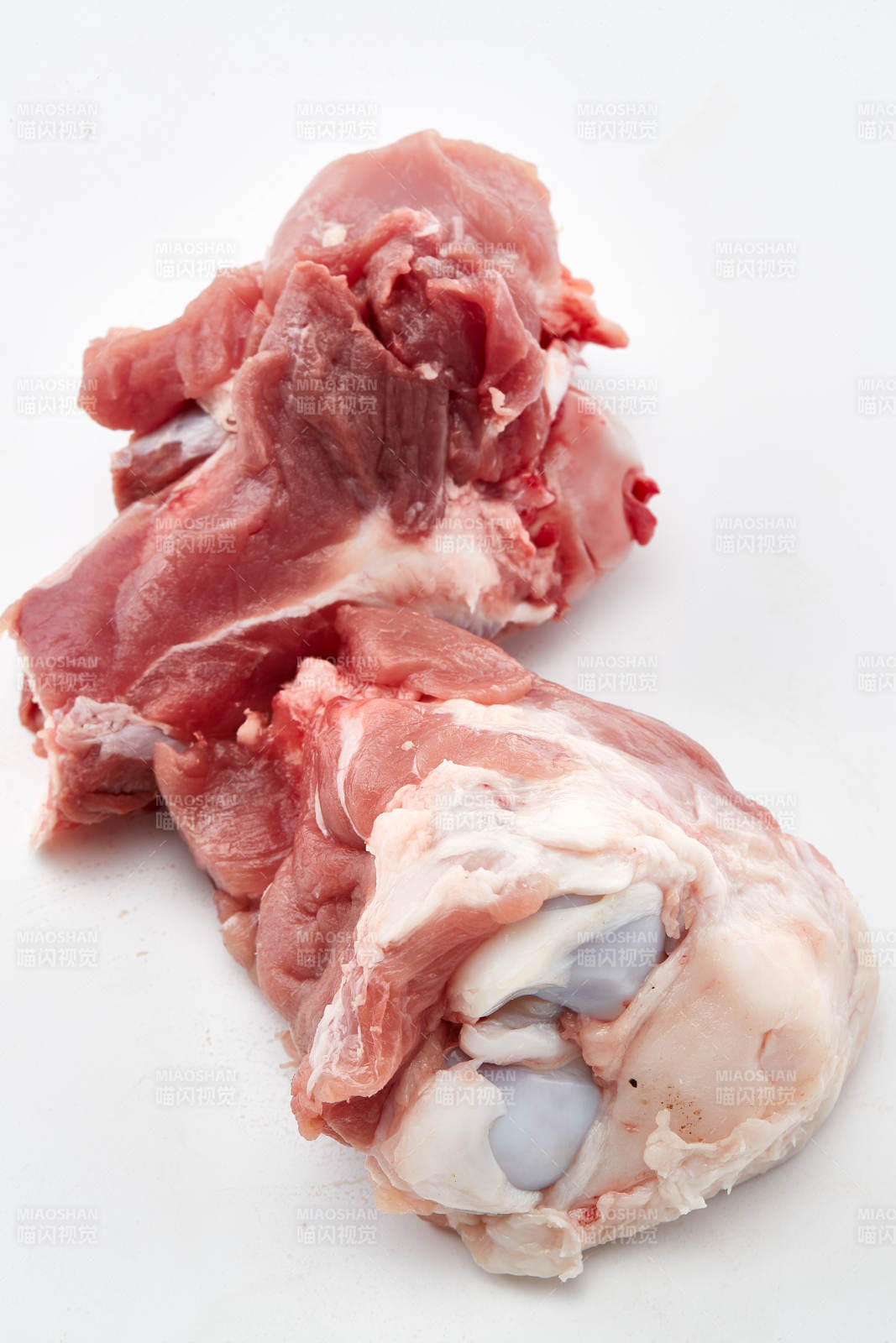 白色背景下的生鲜猪棒骨图片