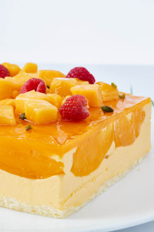 树莓芒果鲜奶慕斯蛋糕图片