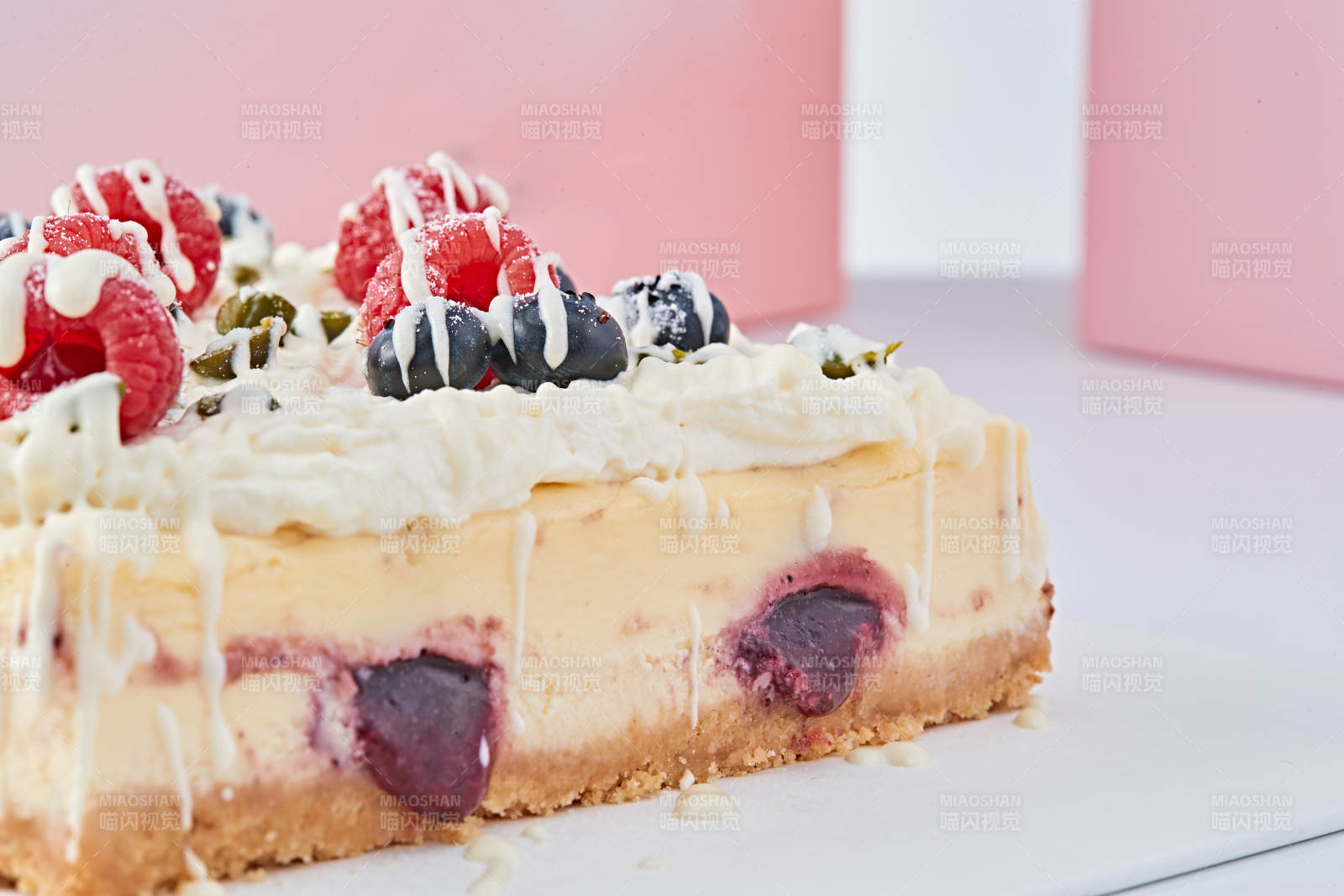 蓝莓树莓鲜奶慕斯蛋糕图片