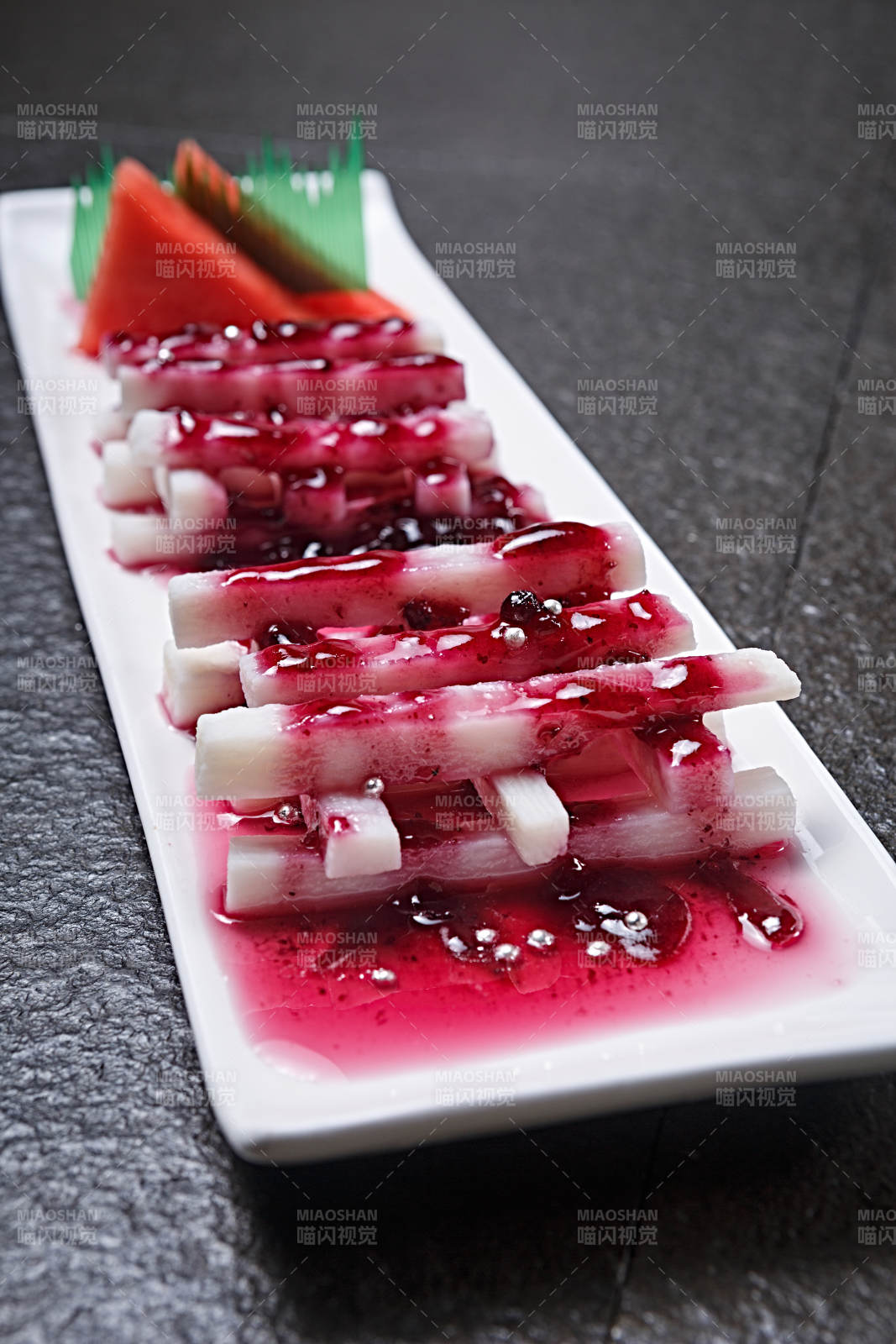 白色瓷盘装的蓝莓山药图片