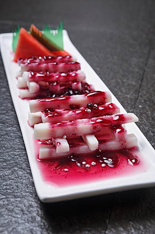 白色瓷盘装的蓝莓山药图片