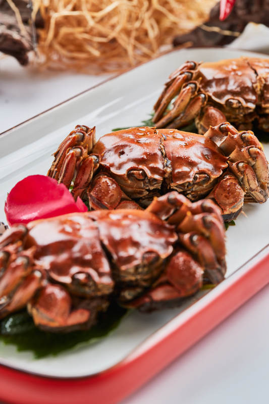 精美餐具装的风味糟醉阳澄湖大闸蟹图片