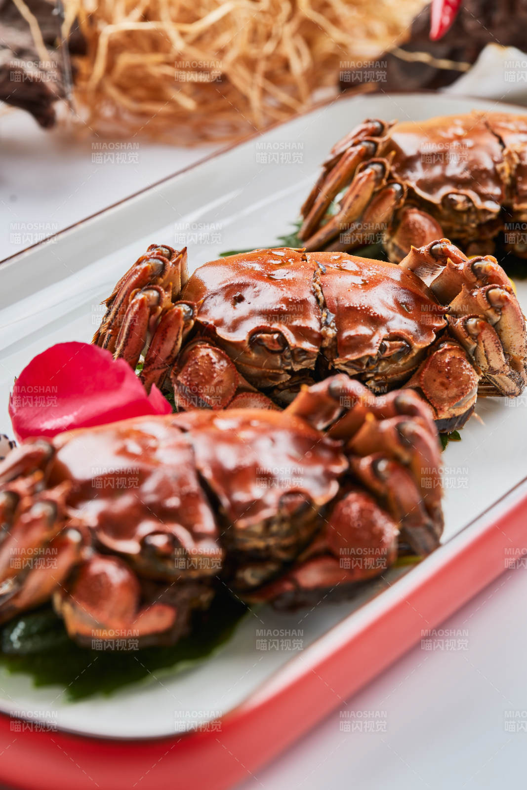 精美餐具装的风味糟醉阳澄湖大闸蟹图片