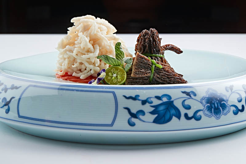 青花瓷盘装的清煮鸡丝配羊肚菌图片