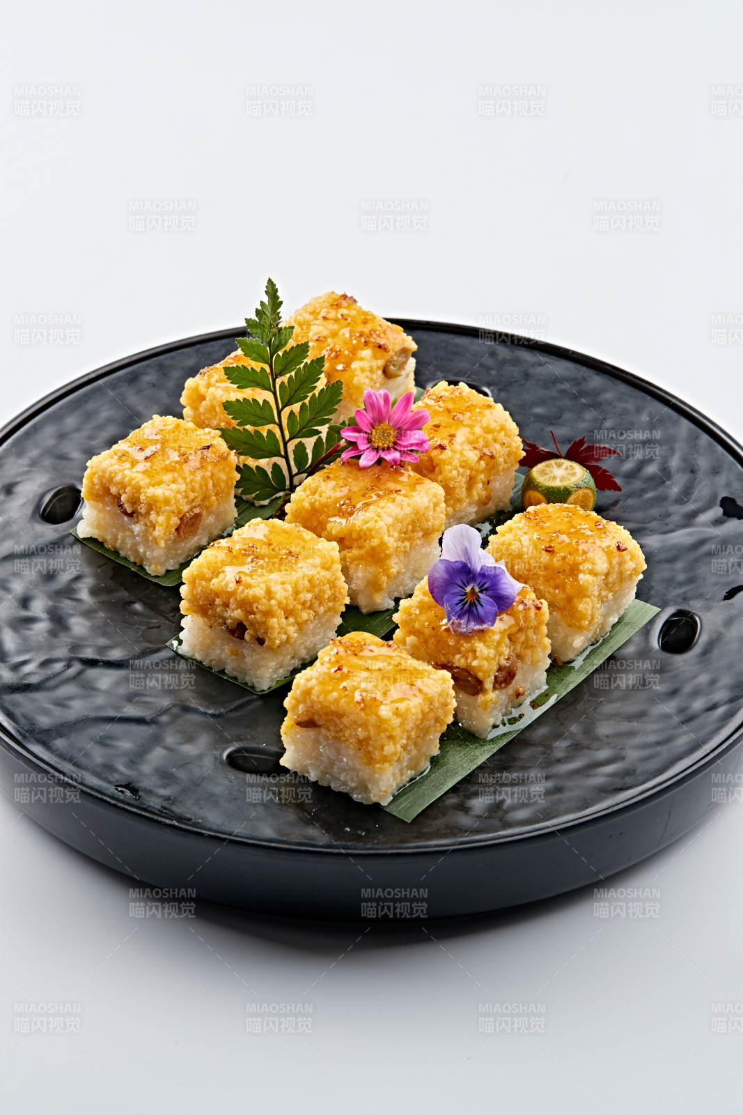 精美餐具装的桂花蜜双色黍米糯糕图片