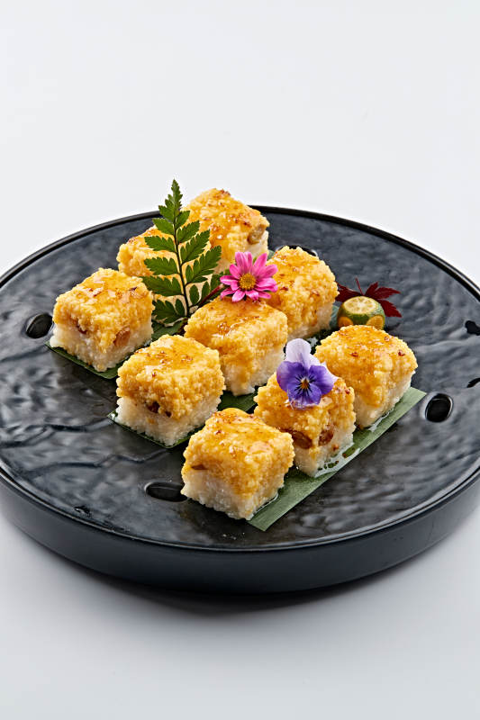 精美餐具装的桂花蜜双色黍米糯糕图片