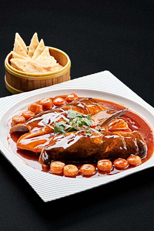 白色瓷盘装的红烧千岛湖大鱼头图片