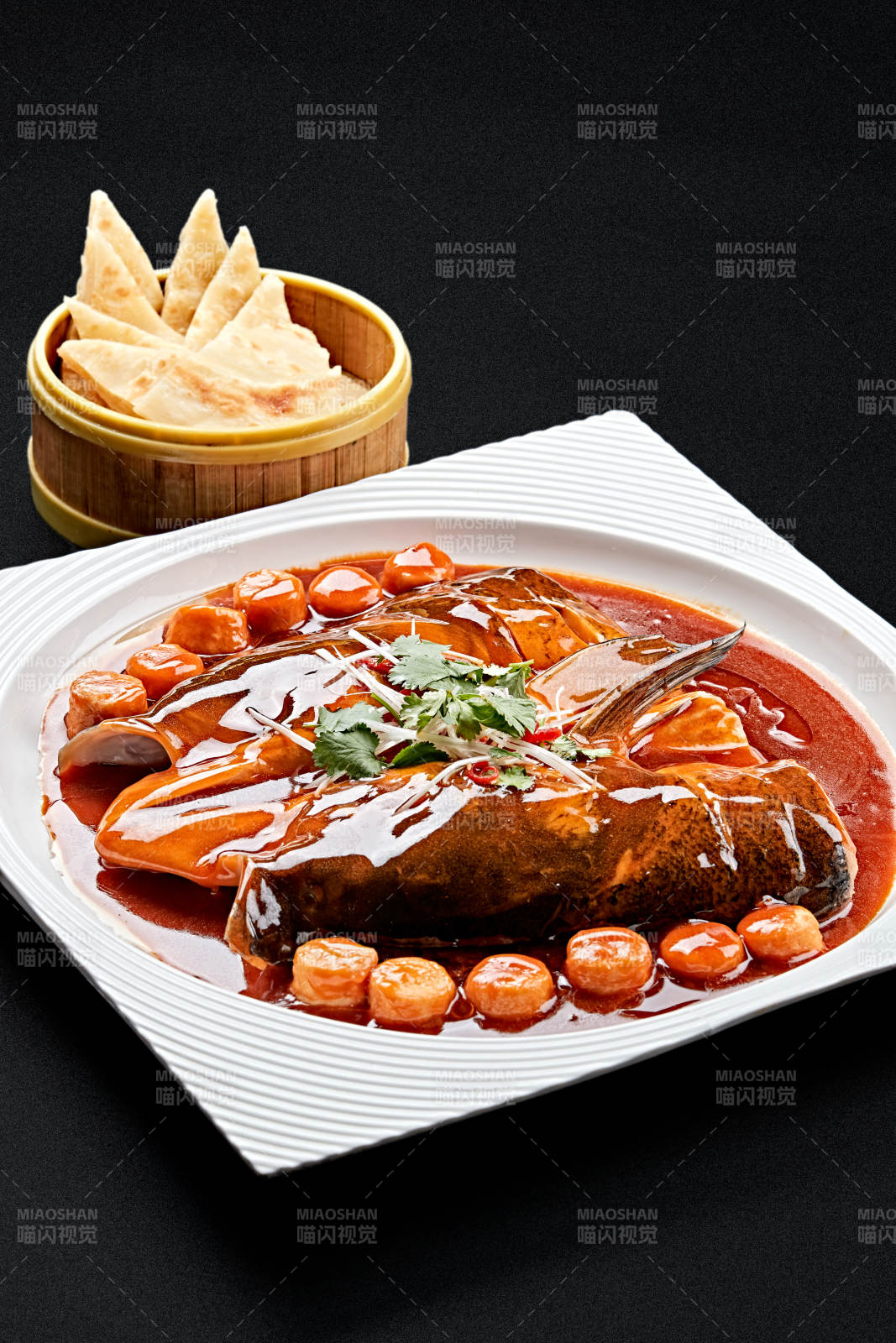 白色瓷盘装的红烧千岛湖大鱼头图片