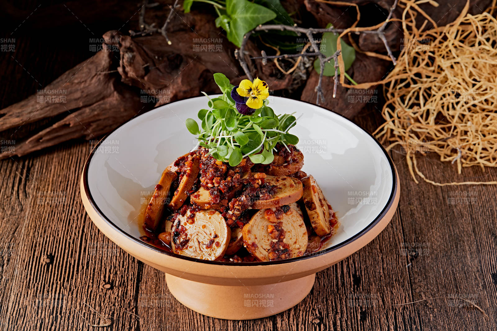 豆苗辣酱熏豆皮卷图片