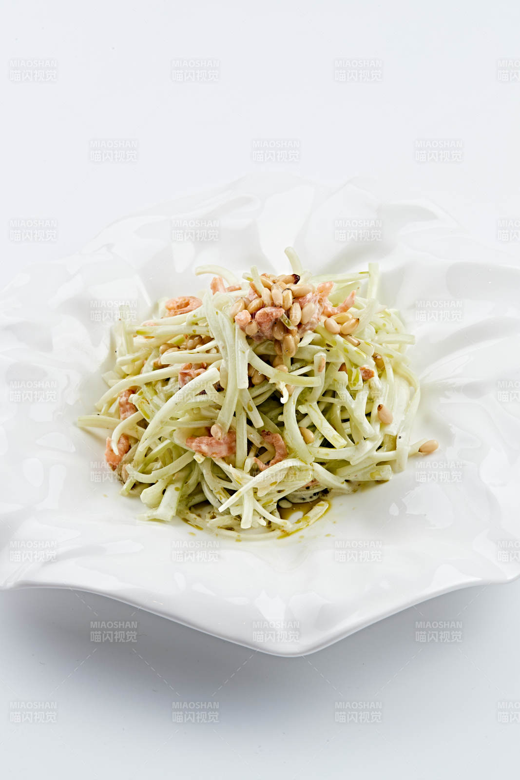 白色瓷盘装的海米银芽图片