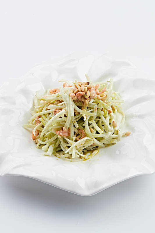 白色瓷盘装的海米银芽图片