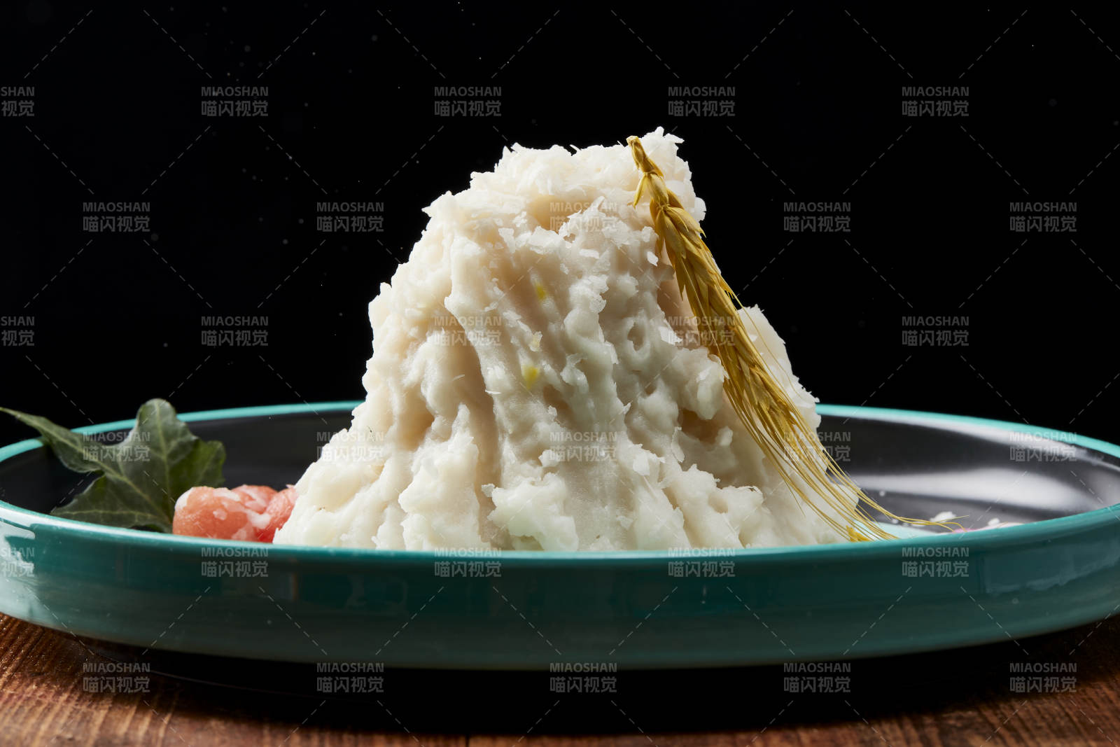 传统健康美食营养土豆泥配薯片图片