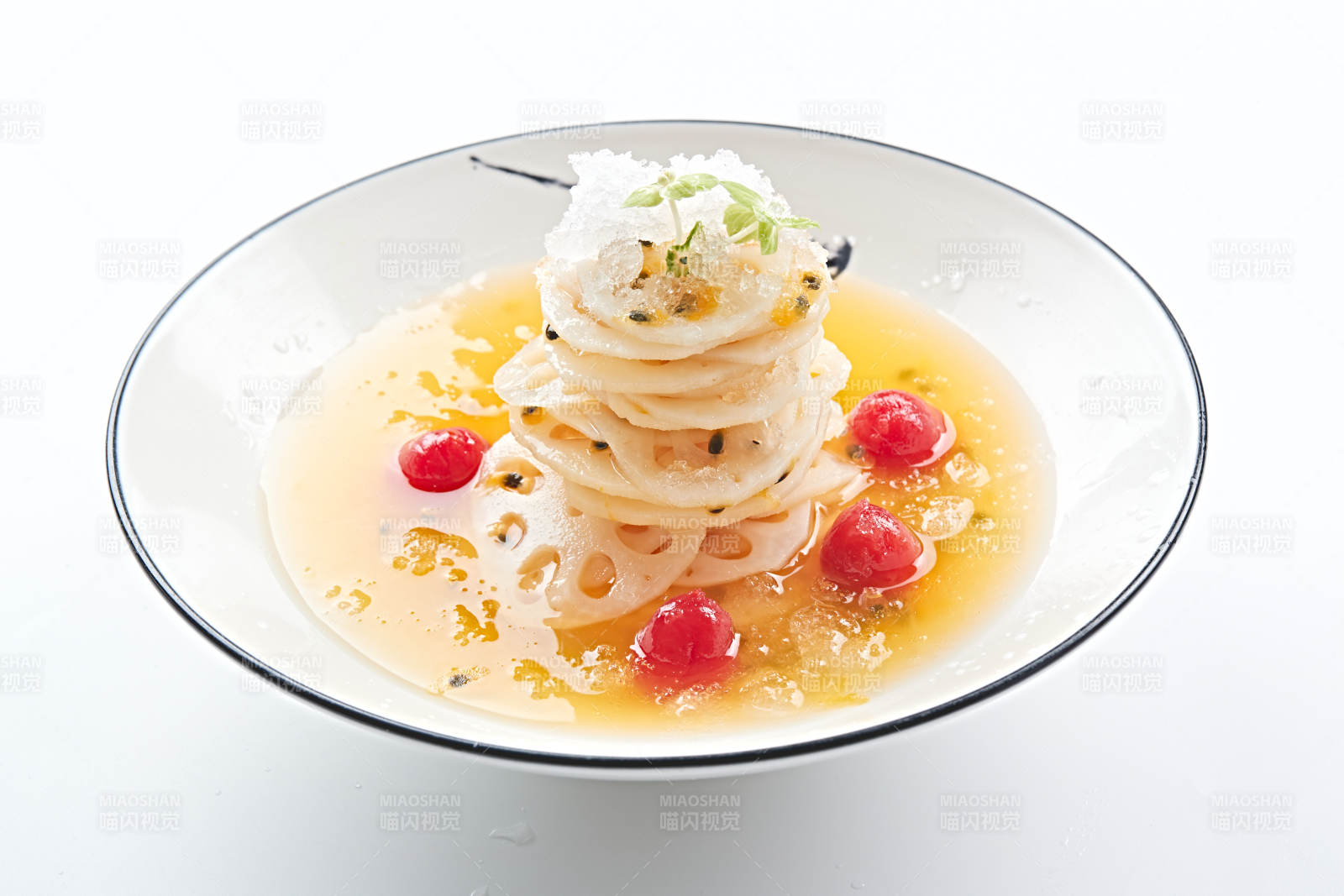 白色瓷盘装的橙汁冰镇莲藕片图片