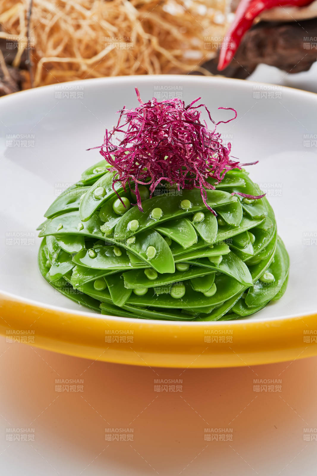 精美瓷餐具装的心里美萝卜丝配腌蜜豆图片