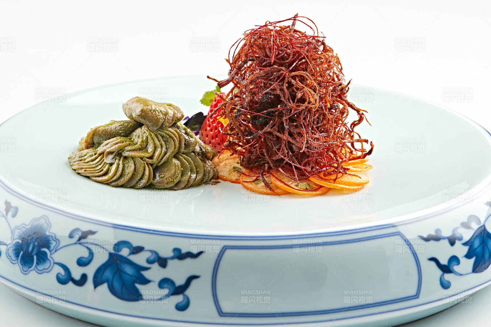 青花瓷盘装的腌渍口蘑配麻辣猪脯肉丝图片