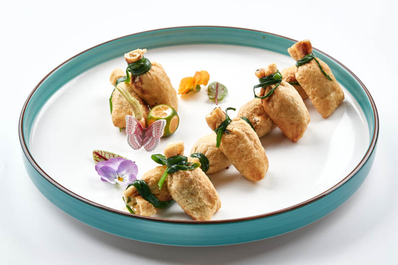 精美瓷盘装的卤香豆皮小福袋图片