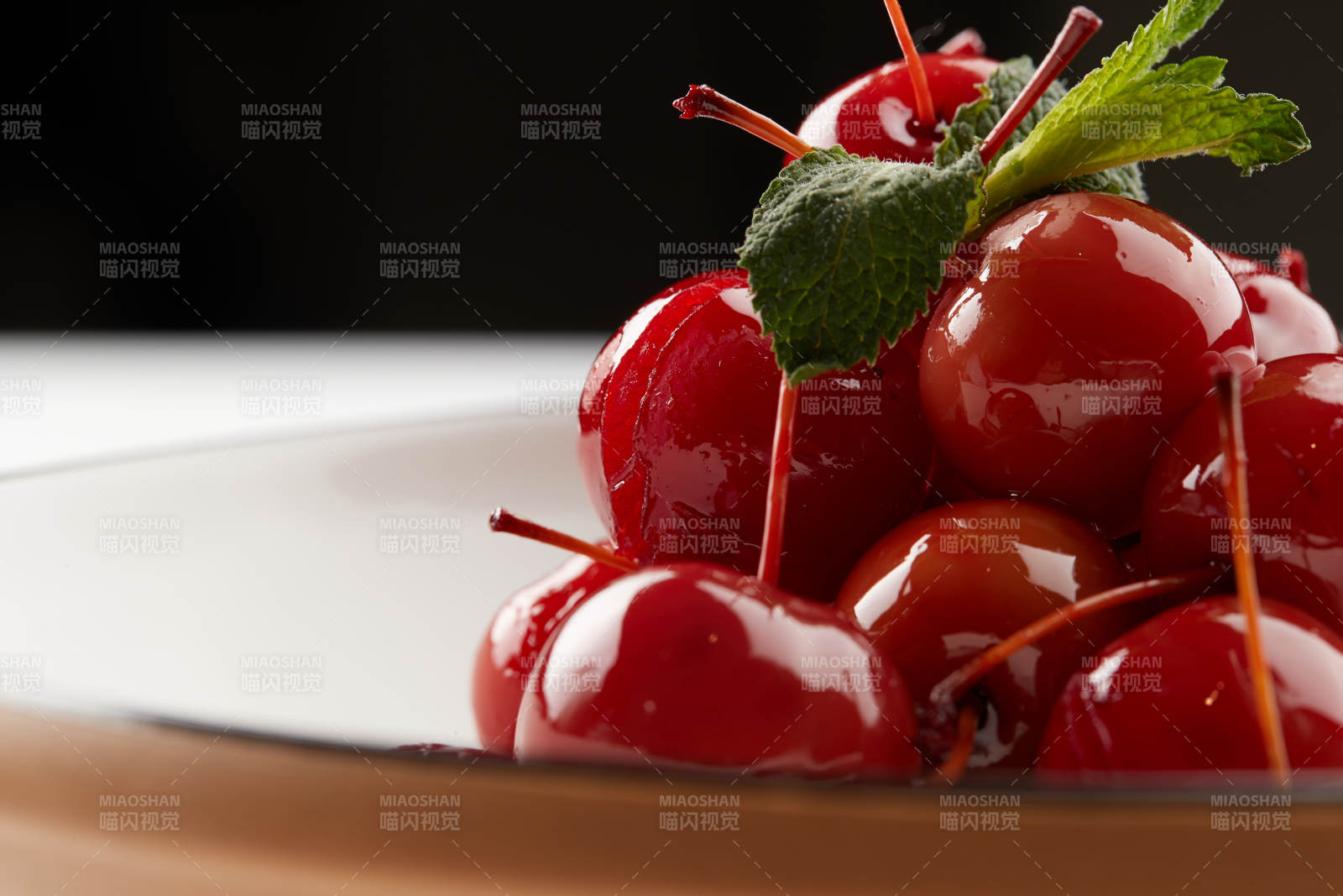 精美餐具装的野蜂蜜腌渍海棠果图片