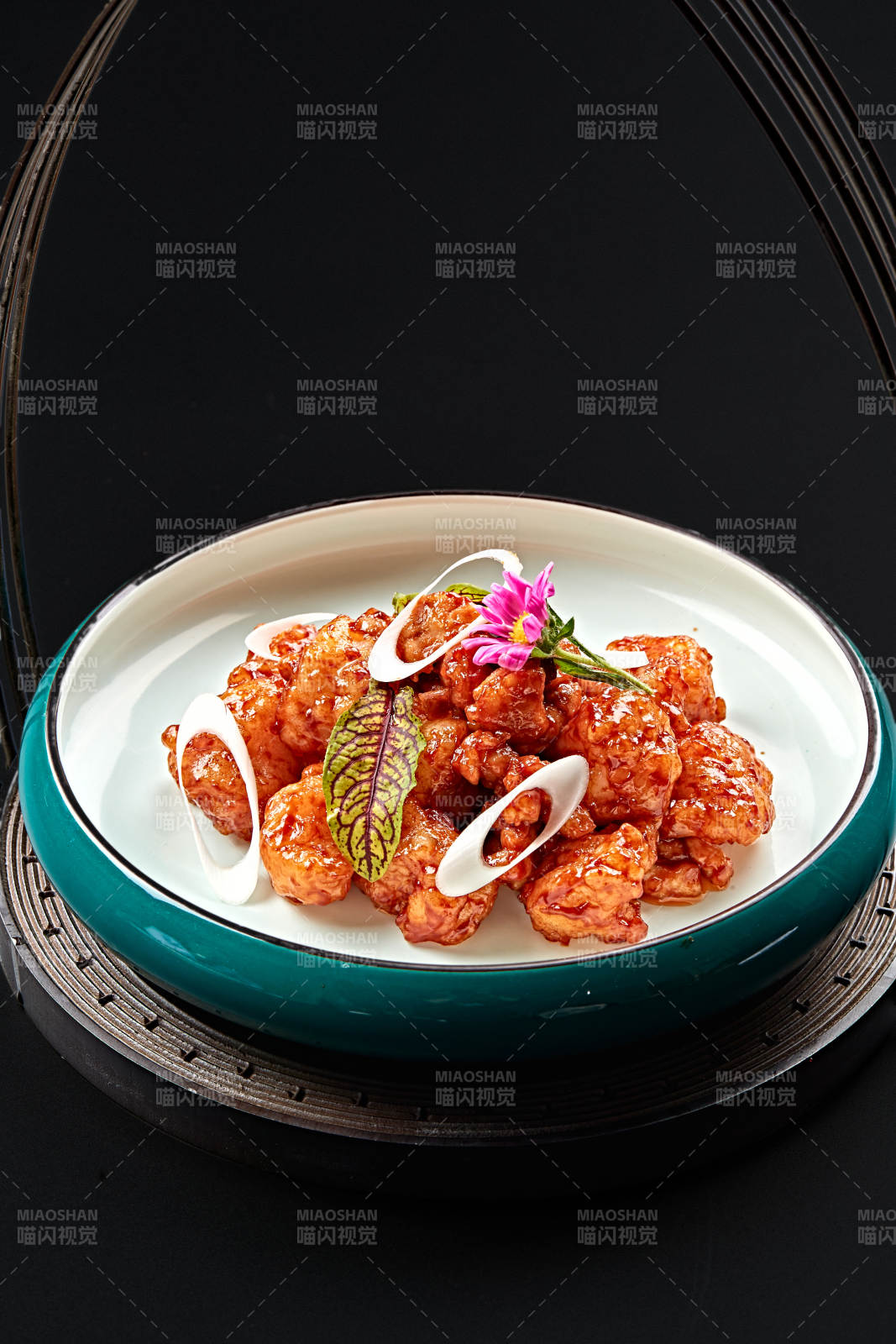 精美餐具装的冀菜风味鸡里蹦图片