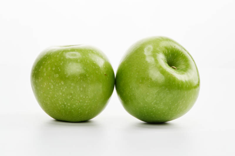 白色背景上摆放的新鲜苹果图片