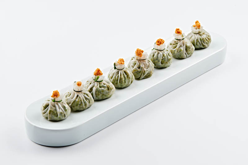 白色瓷餐具装的蟹籽糯米冰皮烧麦图片