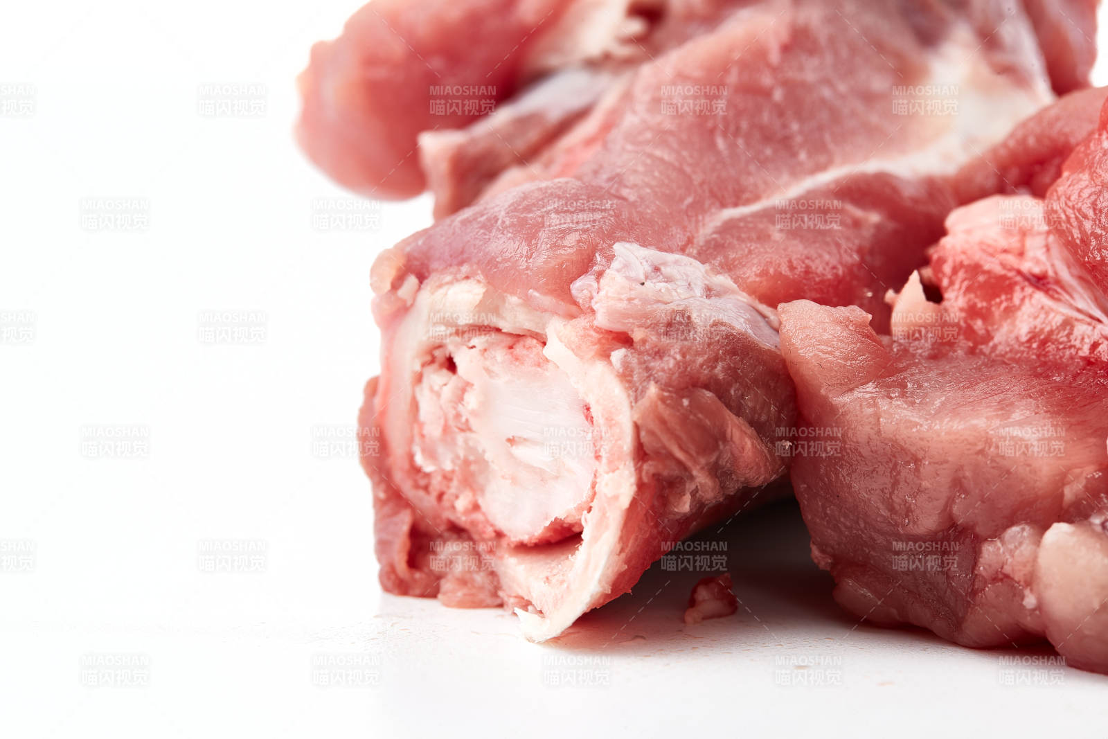 白色背景下的生鲜猪棒骨图片