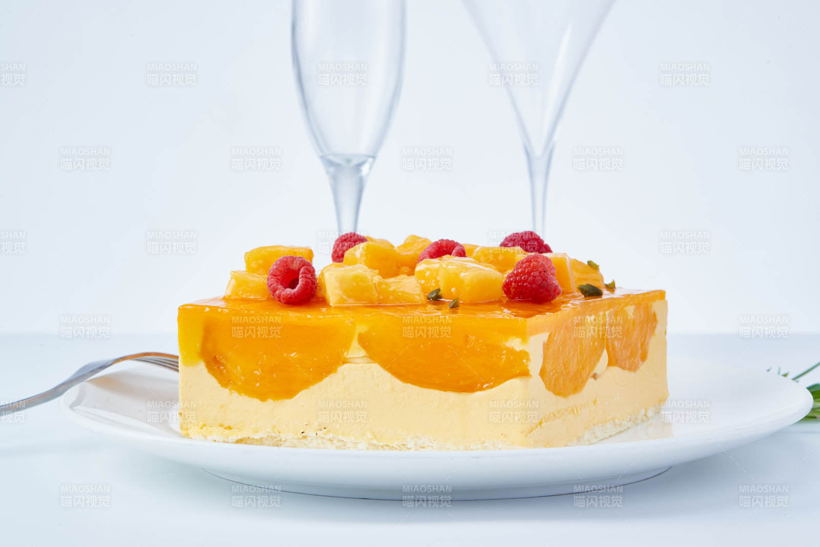 树莓芒果鲜奶慕斯蛋糕图片