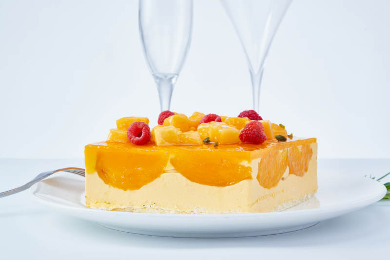 树莓芒果鲜奶慕斯蛋糕图片