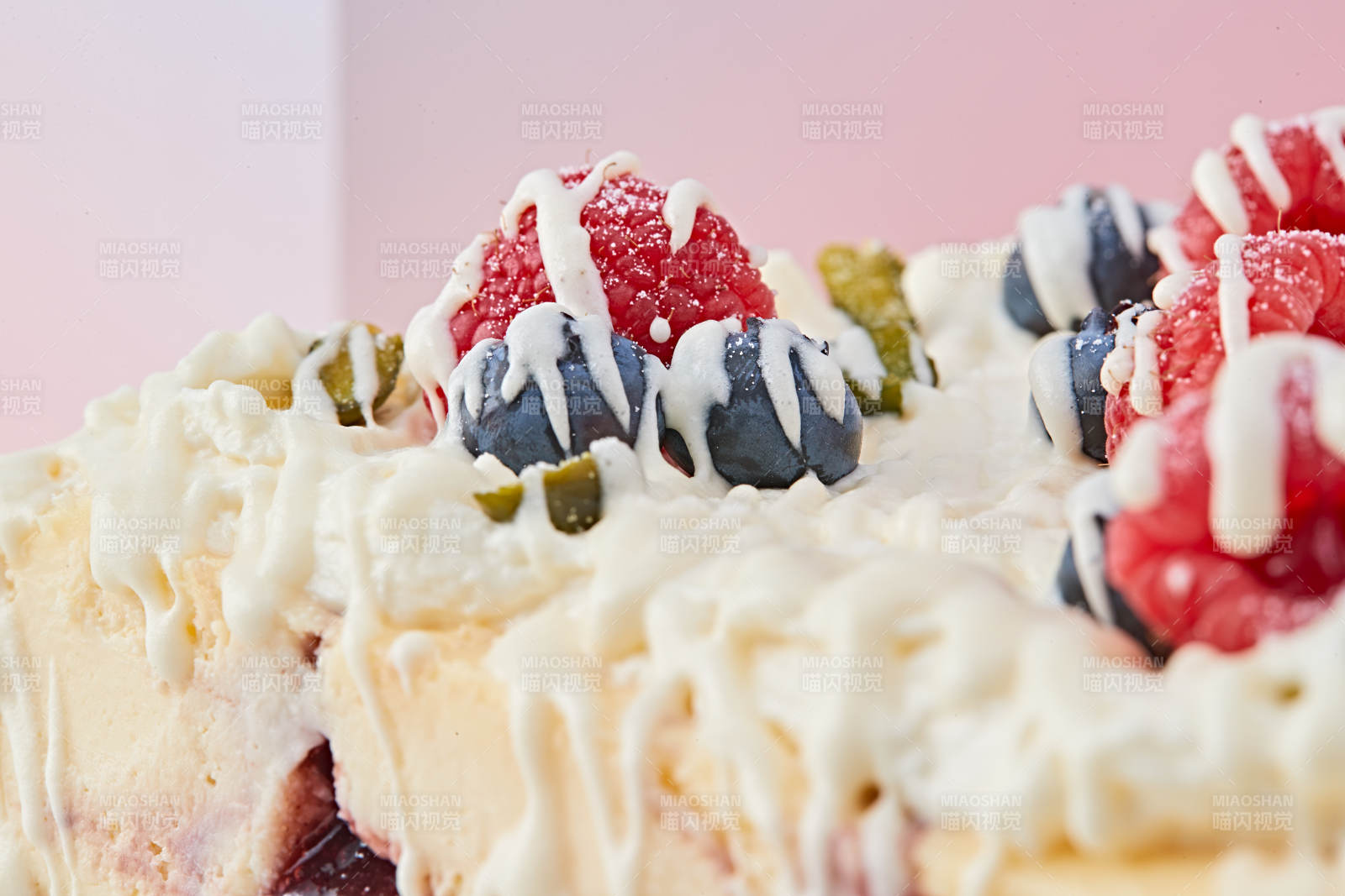 蓝莓树莓鲜奶慕斯蛋糕图片