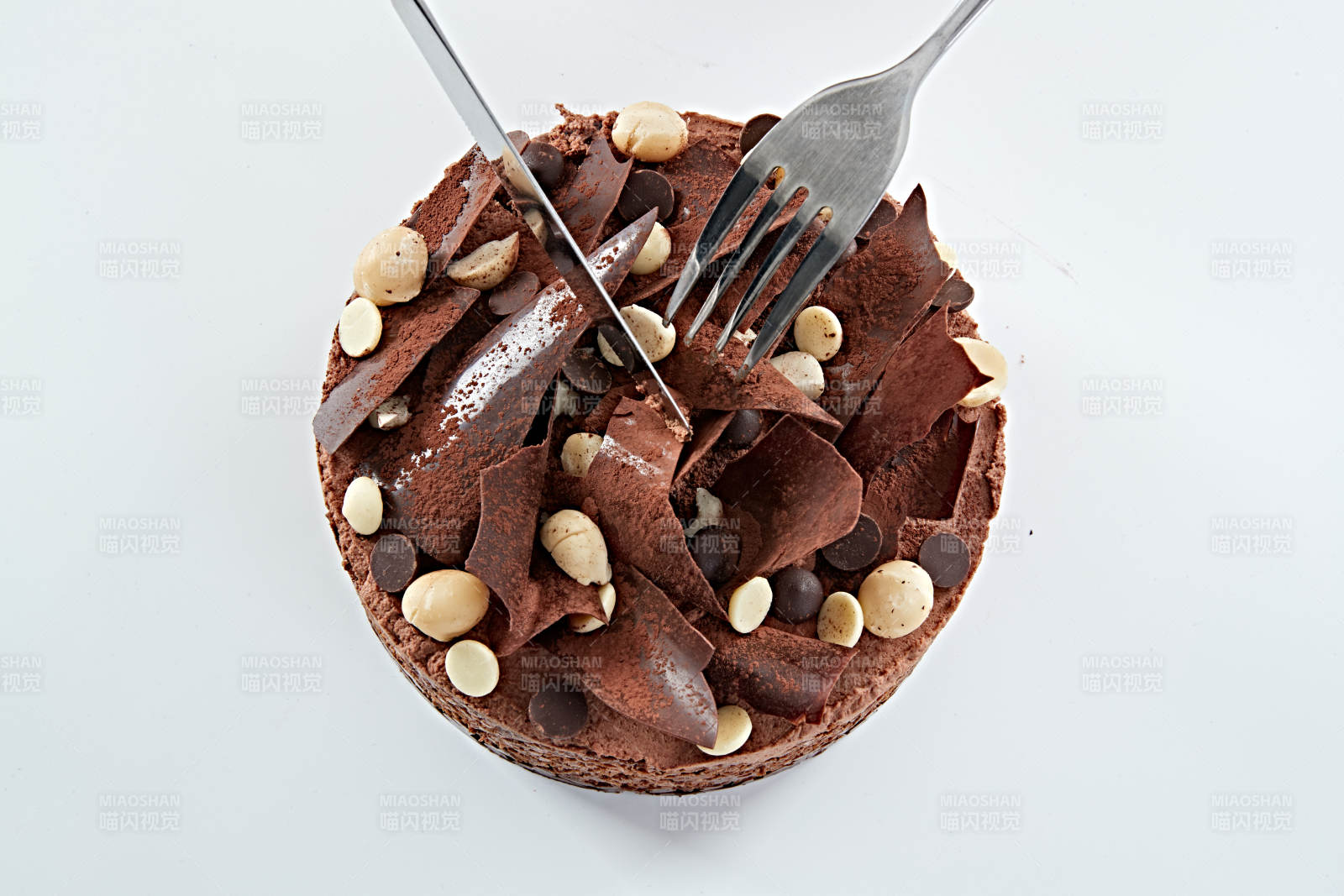 可可散粉黑森林坚果冰淇淋蛋糕图片