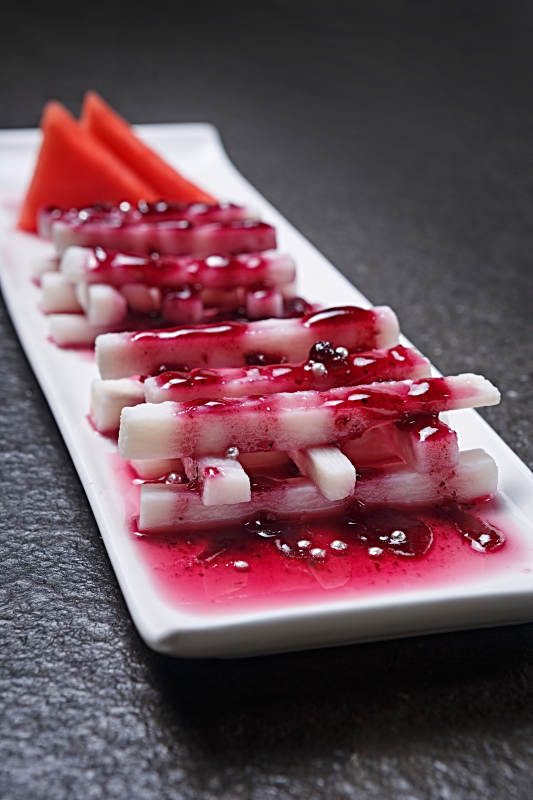 白色瓷盘装的蓝莓山药图片